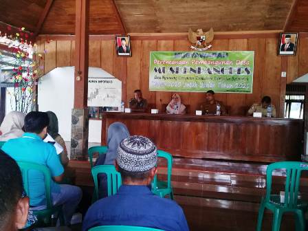 Kades Ngrancang, Sudadi, saat membuka musrenbangdes tingkat desa yang dihadiri Camat, Sekcam, Kasi Pem, dan lain-lain.