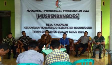 Musrenbangdes Kacangan, Kecamatan Tambakrejo. Kades M Aziz Ghozali (baju batik di samping camat) dengan santai mendengarkan kata sambutan camat (pegang mic).