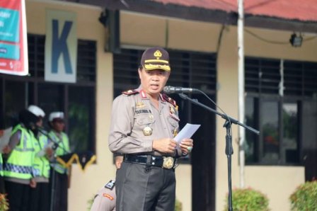 Wakapolda Papua, Brigjen Pol Yakobus Marjuki, saat memimpin apel di lapangan Mapolda Papua, Senin (20/1/2020).