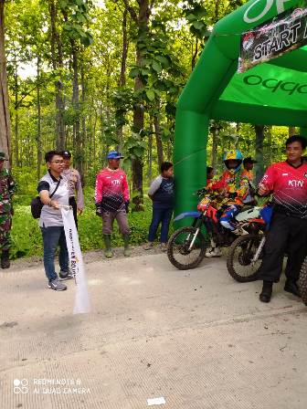 Assper BKPH Nglambangan, Eka Widiyanto SHut, saat memberangkatkan peserta motor croos dan peserta penanaman lainnya.