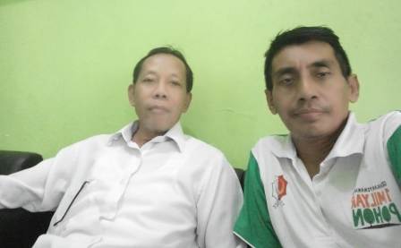 Camat Padangan, Drs Sugeng Firmanto, dengan Wartawan Majalah FAKTA Bojonegoro, Ekopurnomo.