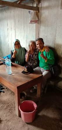 Cakades Bobol, Harinto SH, saat bersilaturahmi di rumah 'Dok/Nenek/Mbah' Lasmi di Dusun Kejuron.