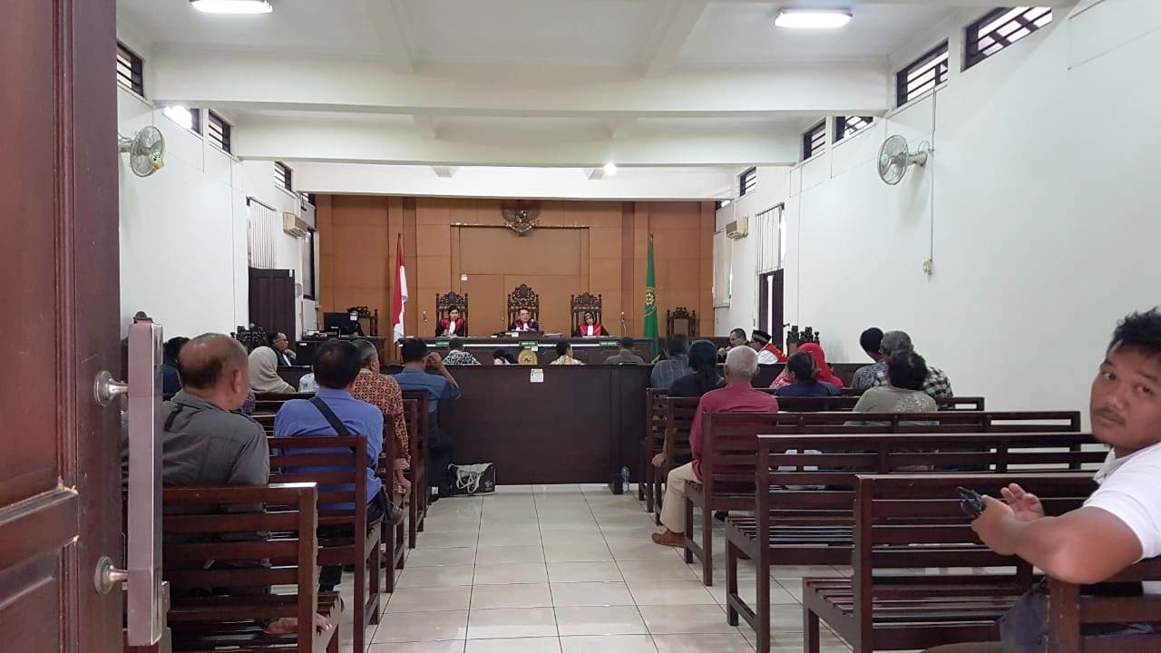 Saat sidang perdana terdakwa Didit Ardiles dalam perkara tindak pidana penipuan rekrutmen tenaga kerja BULD RSUD Kota Salatiga.