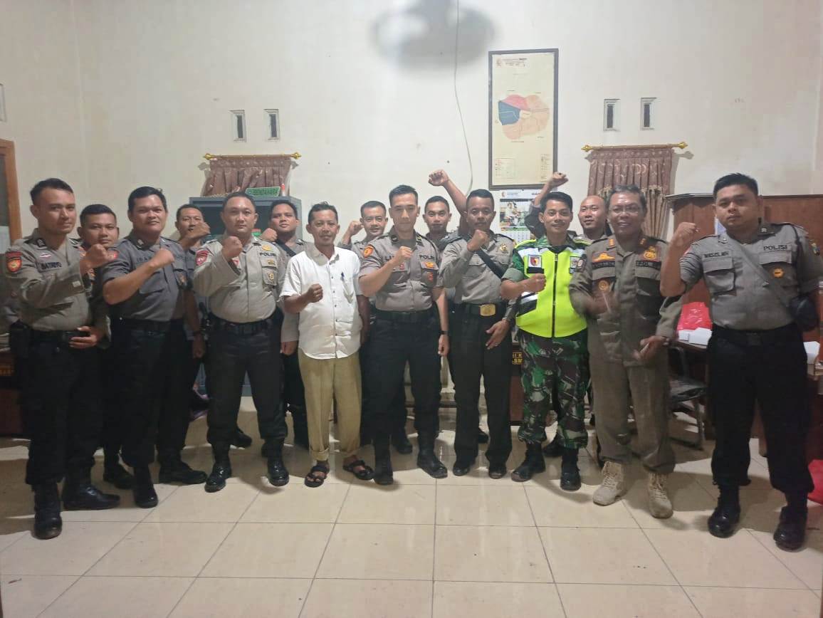 Pjs Kades Soko, Imam Salakhudin, Ipda Lutfi, Kasi Trantib Kholiq, Babinsa Sertu Rohmad, Bhabinkamtibmas Brigadir Imam Mukhlas, Kanit Sabhara Polsek Temayang, serta personil Polres Blitar.