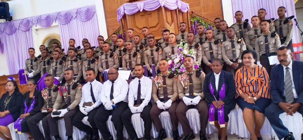 (Duduk Kanan Depan) AKP Elizabeth Derione dan Hanok Yawa foto bersama 45 anggota Diktukba SPN Polda Papua saat usai menerima peneguhan Sidi Jemaat dan Pembaptisan Kudus oleh Ketua Majelis Jemaat GKI Eden, Pdt I P Nussi MTh, pada hari Minggu (23/2/2020).