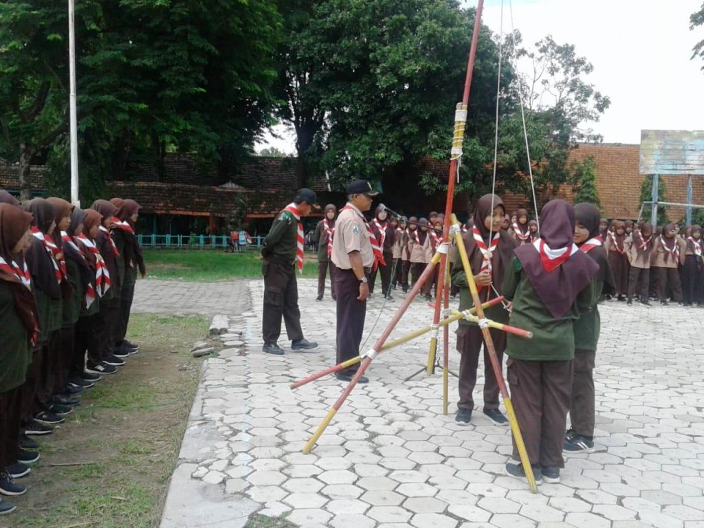 Kepala Sekolah SMPN 1 Gondang, Drs Sarwo Edy, dengan tegap memimpin upacara Gugus Depan.