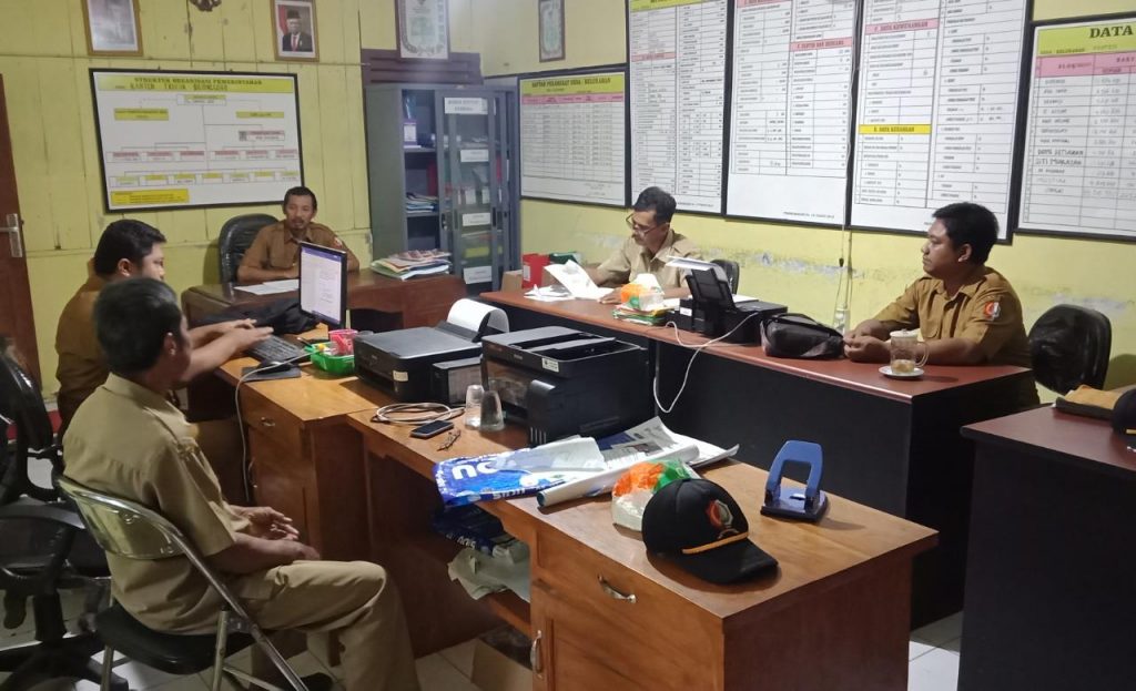 KETUA RT SEDESA KANTEN DIKERAHKAN MENYEMPROT DISINFEKTAN DI RUMAH WARGA