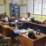 KETUA RT SEDESA KANTEN DIKERAHKAN MENYEMPROT DISINFEKTAN DI RUMAH WARGA