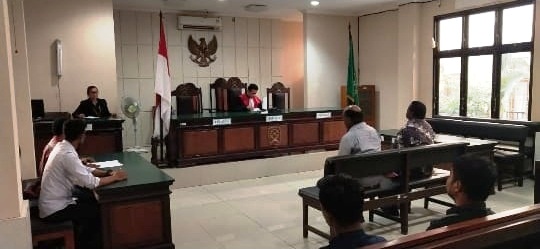 Terdakwa IK dan RA saat divonis 3 hari kurungan dan denda Rp 300 ribu.