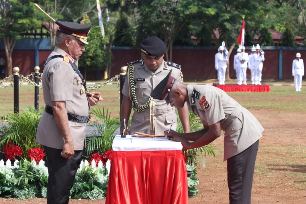 Kapolda Papua, Irjen Pol Drs Paulus Waterpauw, saat melantik Bintara Polri Angkatan 44 TA 2019/2020.