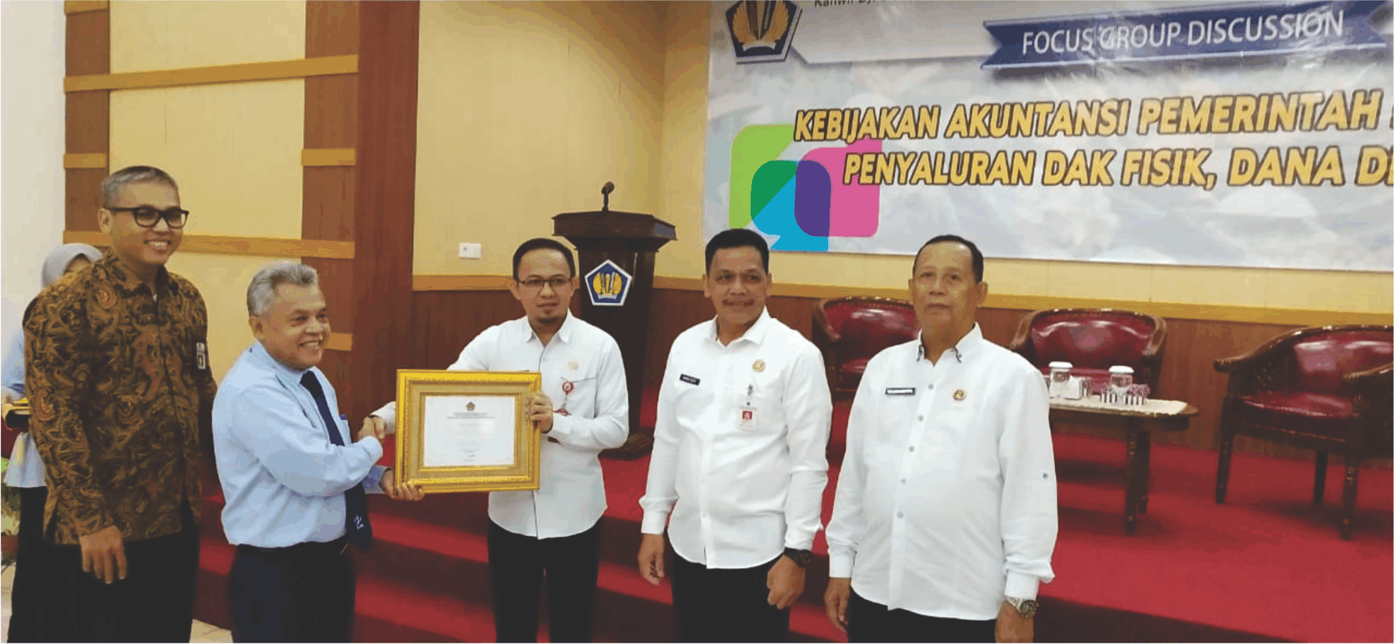 Kepala DPMD Kabupaten Balangan, Urai Nur Iskandar, menerima piagam penghargaan dari Kepala Kanwil Ditjen Perbendaharaan Kementerian Keuangan Provinsi Kalimantan Selatan, Usdek Rahyono.