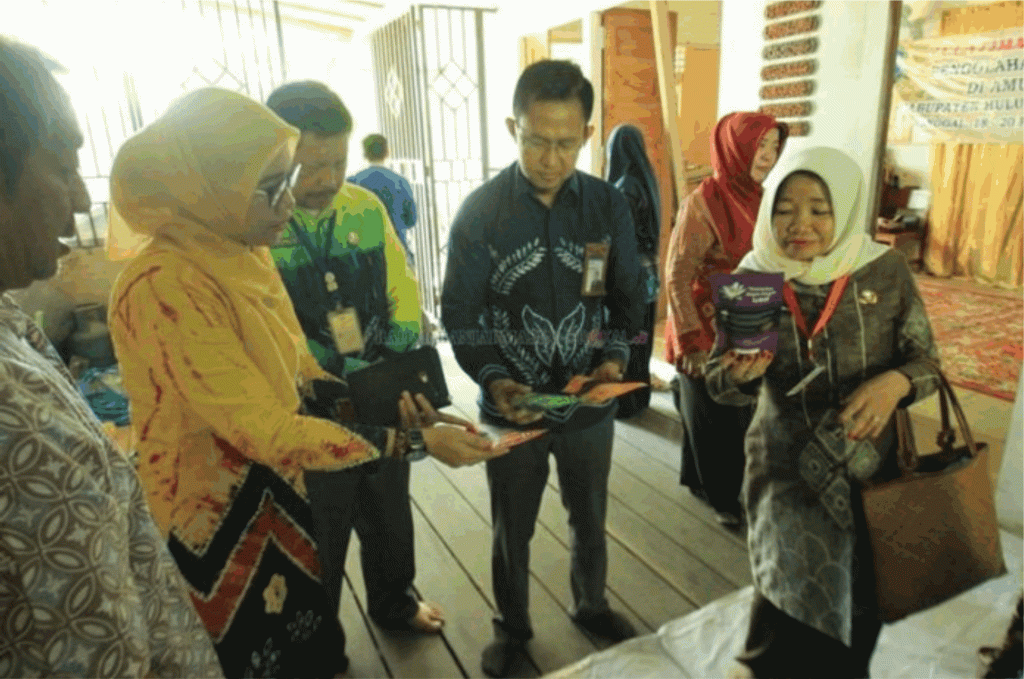 Ketua Dekranasda Kabupaten HSU, Hj Anisah Rasyidah Wahid, bersama Kepala Kantor Bank Kalsel Amuntai, Fachriza Nor Asli, dan pejabat Disperindagkop dan UKM Kabupaten HSU, M Yani, meninjau pelatihan teknis pengolahan pangan di Desa Kota Raja, Kecamatan Amuntai.
