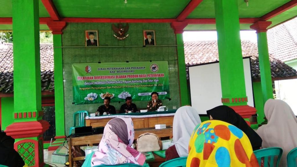 Saat berlangsung pelatihan diversifikasi olahan produk hasil peternakan di Desa Ngraseh.