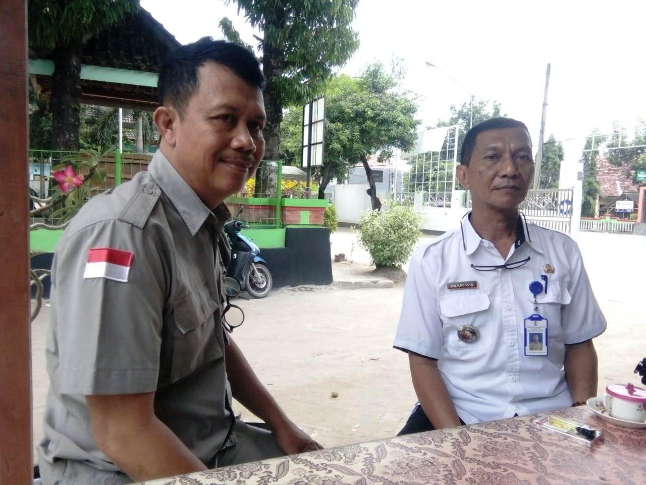 Camat Kalitidu, Drs Imam WS MM, didampingi Manter (Mantri Peternakan), Nanang Peristiwa.