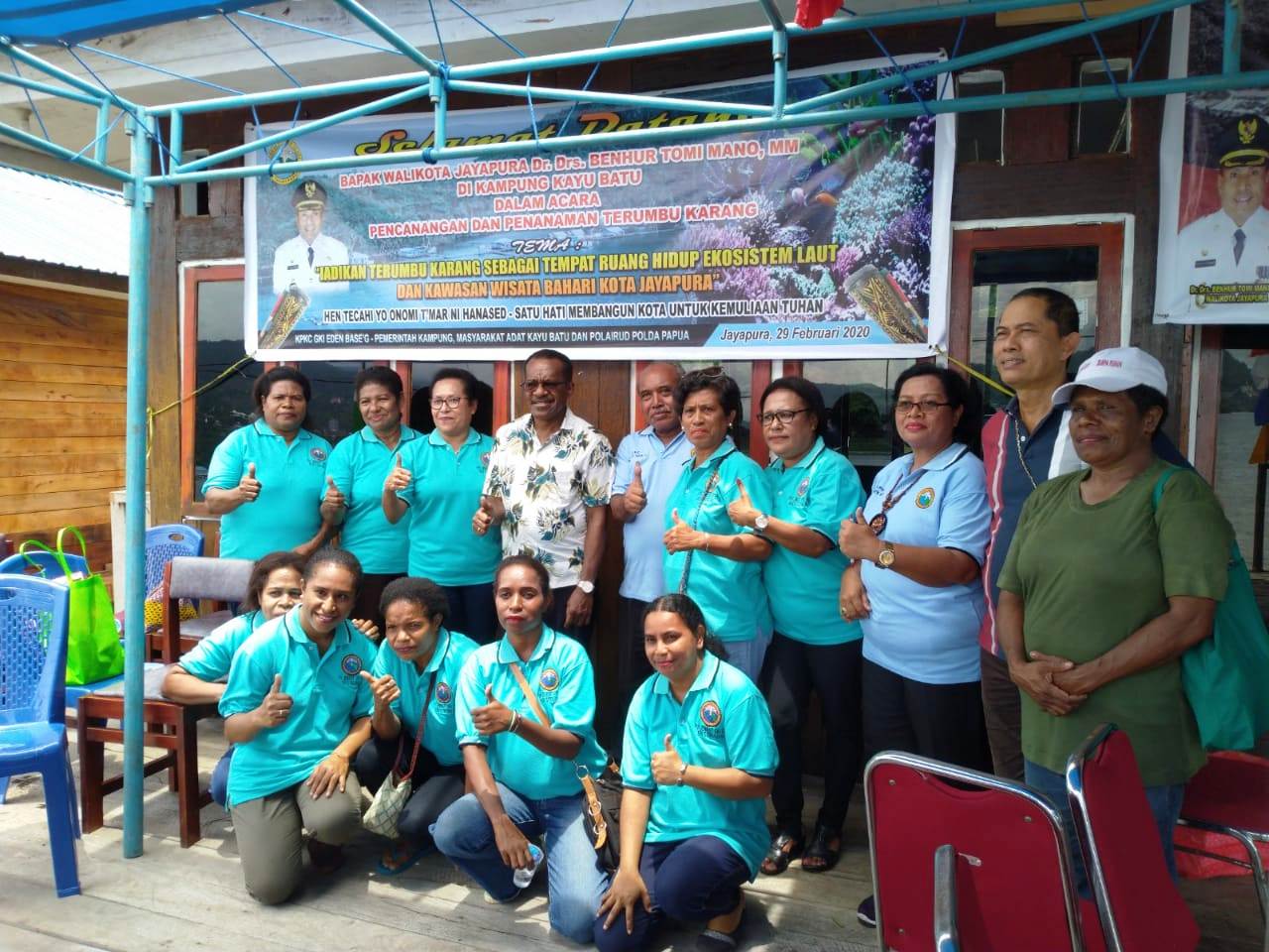 Sekda Kota Jayapura, Dr Frans Pekey MSi, mewakili Walikota Jayapura, Dr Drs Benhur Tomi Mano MSi, membuka pencanangan dan penanaman terumbu karang bertempat di halaman Kantor Kepala Kampung Kayo Batu, Distrik Jayapura Utara, Sabtu (29/2/2020).