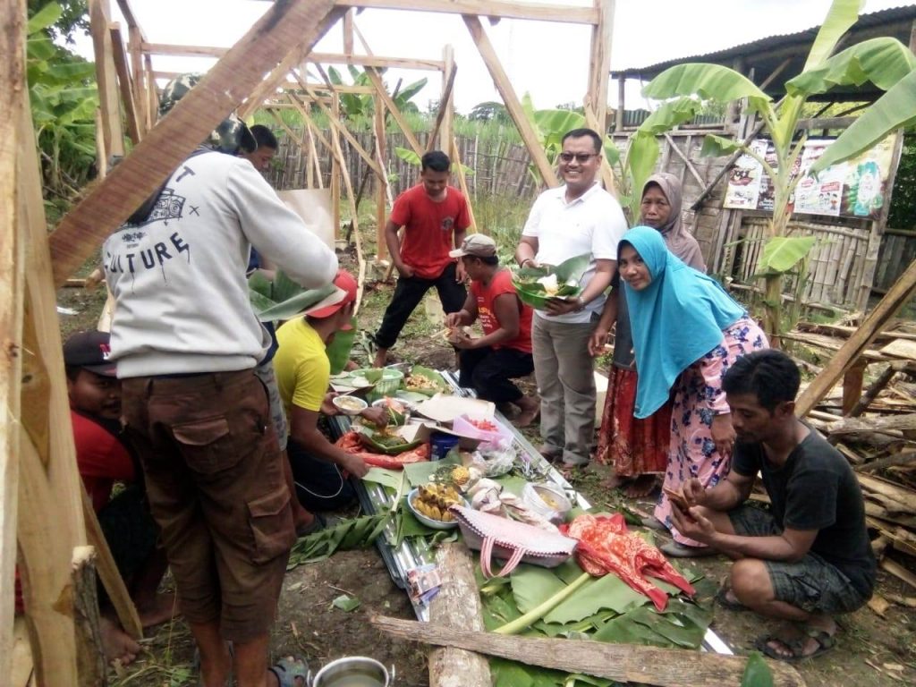 Kades Kasiman, H R Gus Ali SE, di lokasi kolam pemancingan bersama warga.