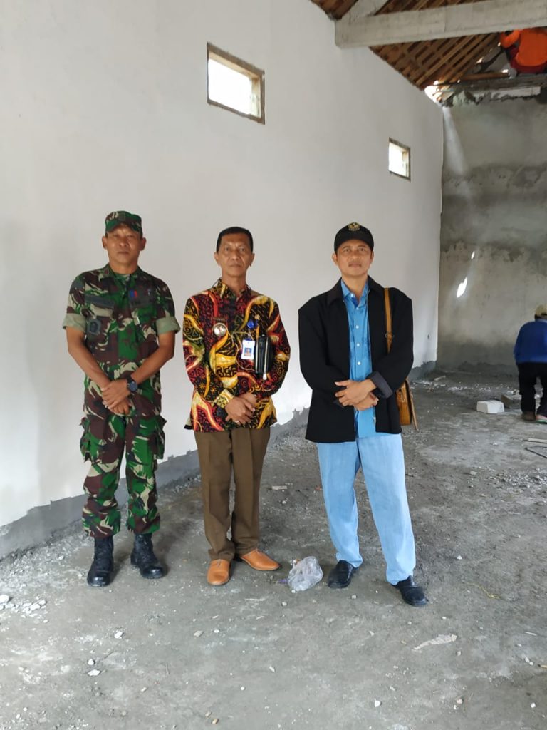 PEMDES NGUJO BERSAMAAN WAKTU, DIMONITORING KECAMATAN, JUGA MELAKSANAKAN PENYEMPROTAN SARANA UMUM