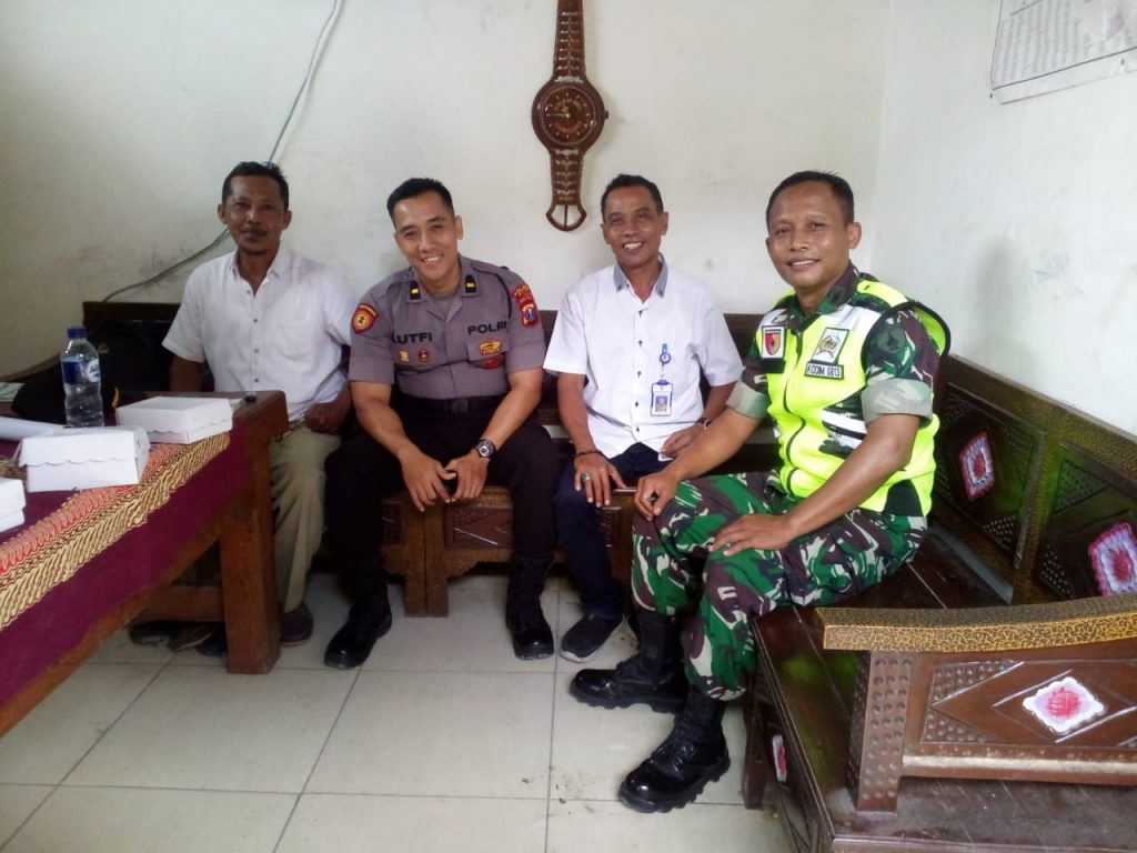 Imam Cahyono SSos MM, Camat Temayang (baju putih), diapit pak tentara dan pak polisi, sedangkan Imam Salakhudin (Pj Kades Soko) baju putih di ujung samping pak polisi.