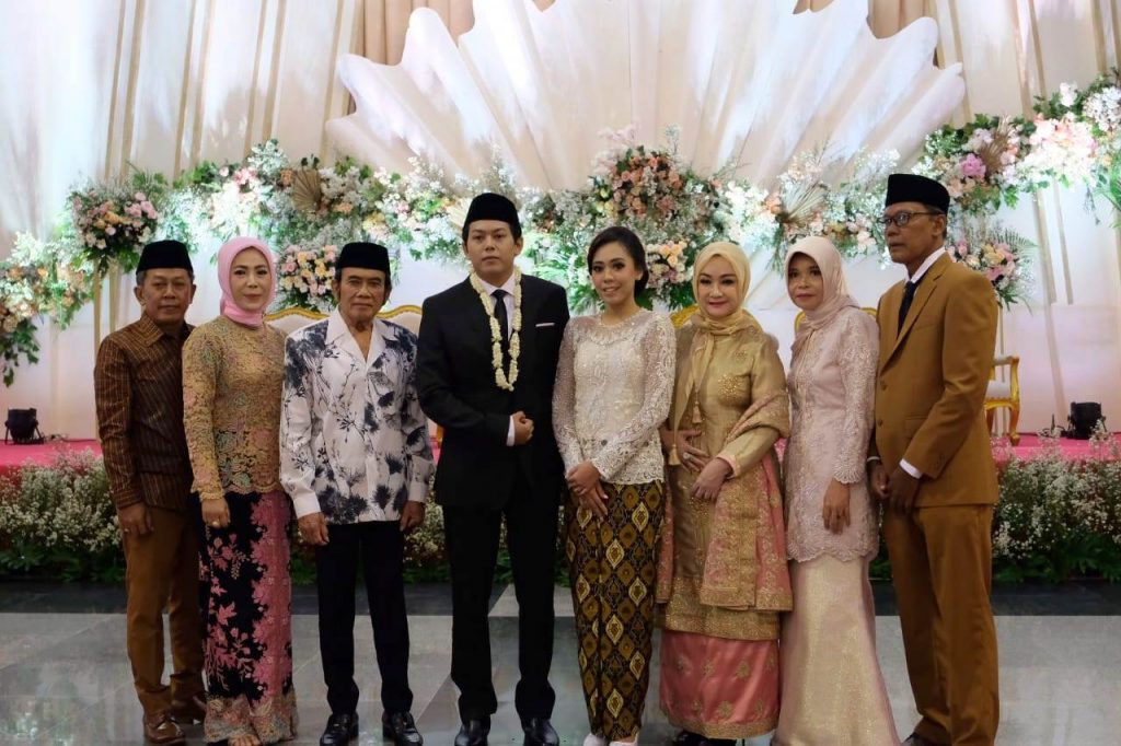 Foto bersama istri, Hj Ricca Rahim, kedua mempelai para orangtua pengantin.