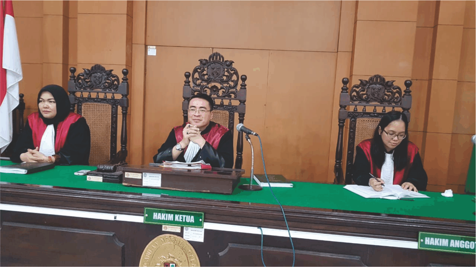 Ketua majelis hakim Bambang Trikoro SH MHum didampingi hakim anggota Yes Akhista SH dan Yustisi Permatasari SH saat memimpin sidang tuntutan JPU terhadap terdakwa Didit Ardiles pada hari Kamis (5/3/2020) di PN Salatiga.