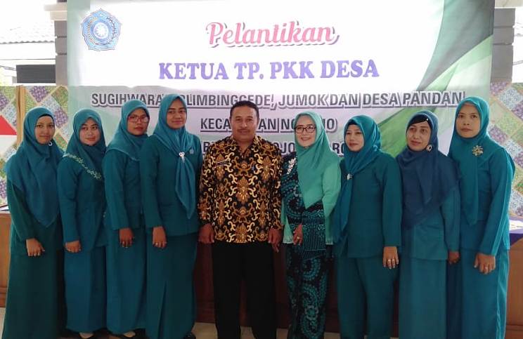 Kades Sugihwaras, Supandi (baju batik), Ketua PKK (berkaca mata), bersama pengurus PKK Pokja 1 sampai Pokja 4.