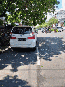 Mobil Parkir 24 Jam Di Badan Jalan, Dishub Kota Surabaya Tutup Mata