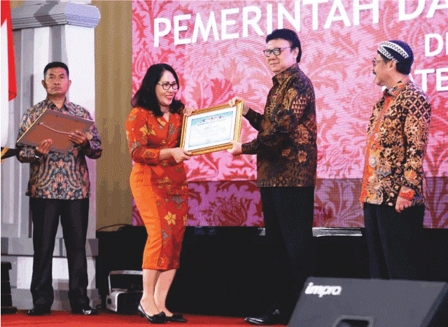 Menteri PAN-RB RI, Tjahjo Kumolo, menyerahkan penghargaan Pengawasan Kearsipan Tahun 2020 dari lembaga ANRI yang diterima langsung Kadiskerpus Badung, Ni Wayan Kristiani, di Hotel Sunan Surakarta, Rabu (26/2).