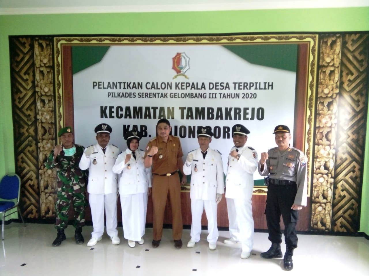 4 kades seusai dilantik foto bersama Forpimca Tambakrejo; (tengah) Camat Hari Kristianto SSTP MSi, (ujung kiri) Kapolsek Iptu Mujiono, (ujung kanan) Danramil Kapten Jamari.