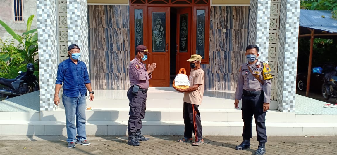 Kapolsek Malo, AKP H Ngatimin, bersama anggota sedang menyampaikan bingkisan sembako di Mapolsek Malo sebelum ke desa sasaran yang akan dibantu.