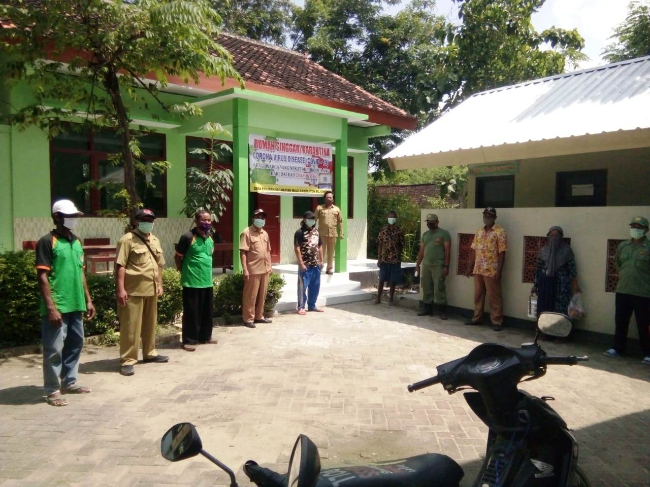 Kades Banaran, H Sutjipto SE, bersama perangkat, petugas Gugus Desa, Linmas, warga perantau, serta keluarga penjenguk.