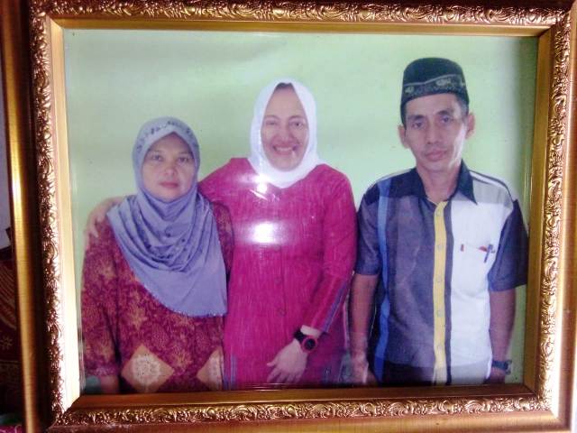 (tengah) DR Hj Anna Mu'awanah MSi (Bupati Bojonegoro) ketika bersilaturahmi di keluarga Yulistiana & Ekopurnomo (Wartawan Majalah FAKTA).