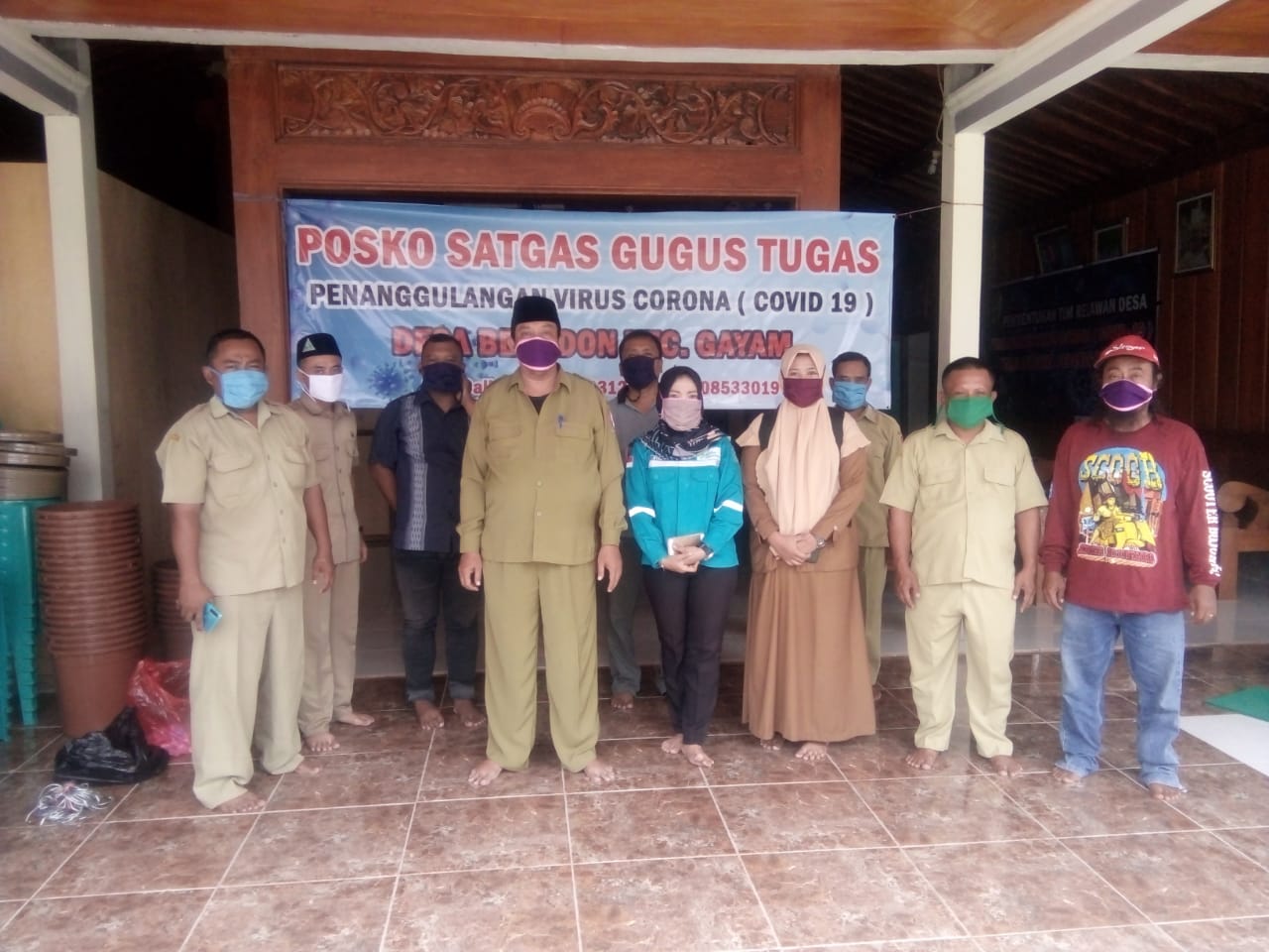 Kades Begadon, H Hariyono (tertinggi pakai masker unggu), Ketua BPD Mbah Win (kaos merah lengan panjang).