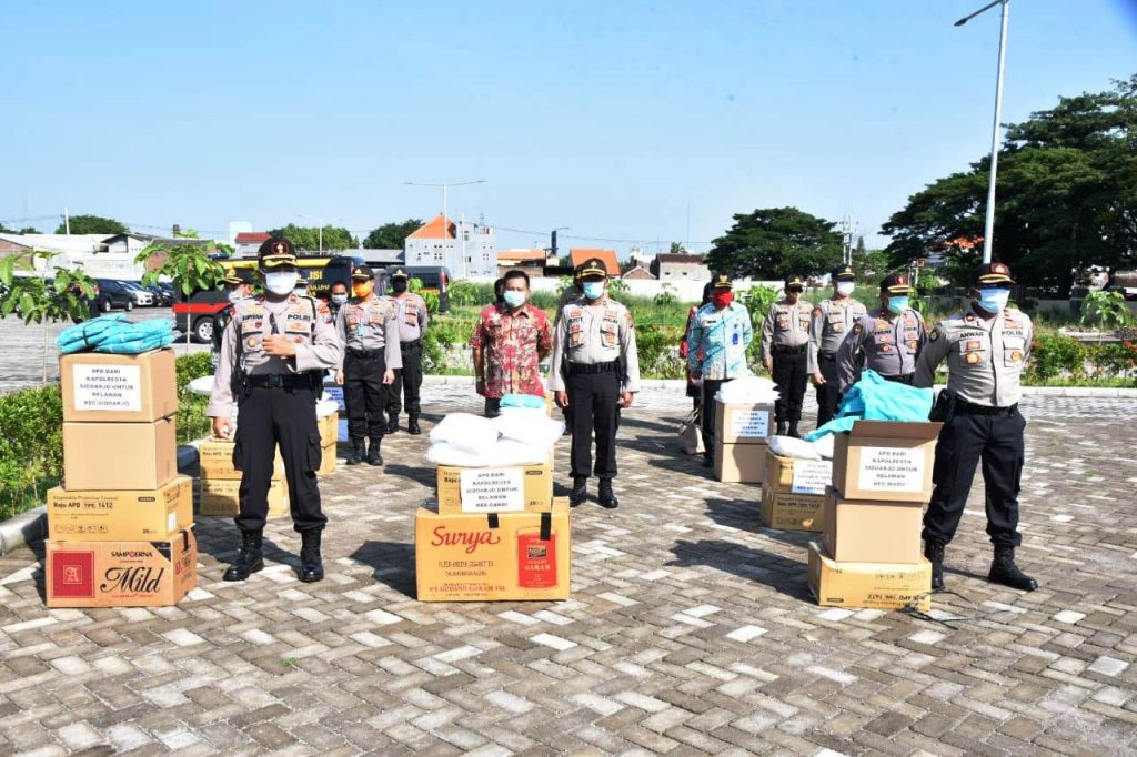 Tim Gugus Tugas Percepatan Penanganan Covid-19 Kabupaten Sidoarjo Bagikan APD Dan Paket Sembako Untuk 18 Posko