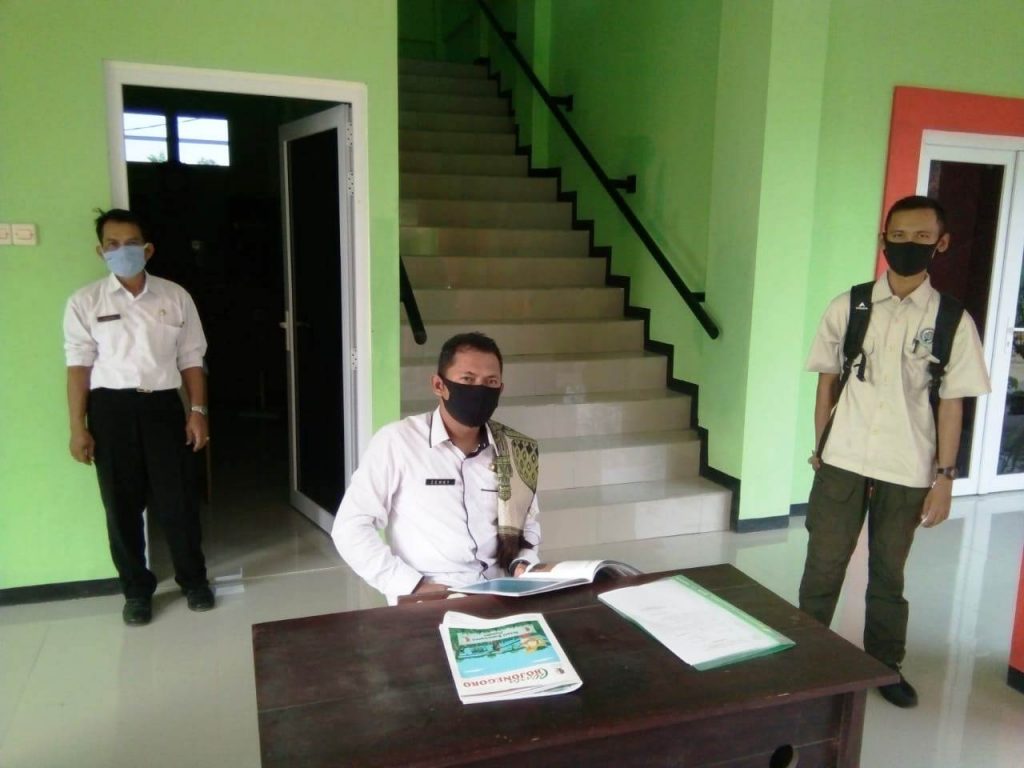 Sekcam Tambakrejo, Zenny Bachtiyar SSTP MSi, seusai jadi imam jamaah sholat Ashar langsung memeriksa laporan kesehatan sesuai hasil thermogun para tamu yang berkunjung di Kantor Kecamatan Tambakrejo, termasuk Wartawan Majalah FAKTA (Ekopurnomo).