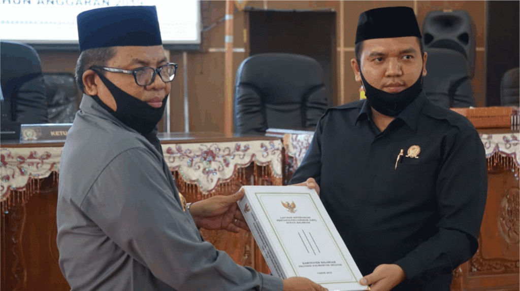 Bupati Balangan, H Ansharuddin, menyerahkan buku LKPJ Tahun 2019 kepada Ketua DPRD Kabupaten Balangan.
