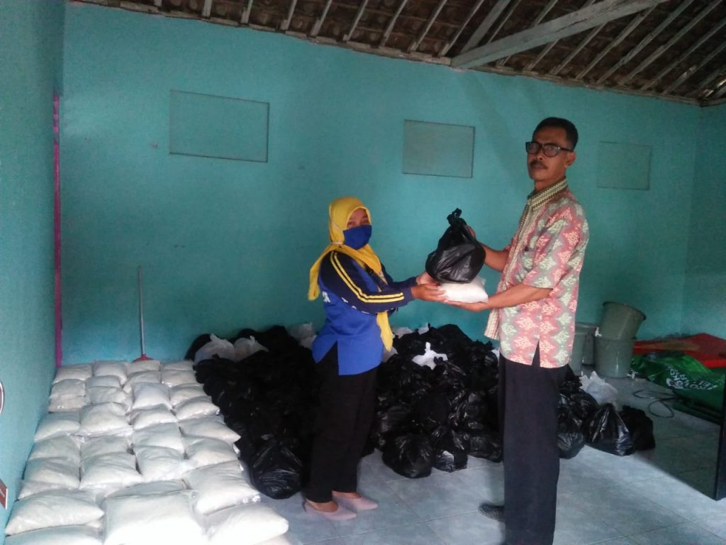 Mbah Hari (Pjs Sekdes Kanten) sedang menyerahkan bantuan secara simbolis.