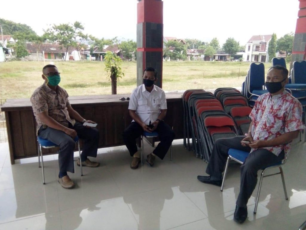 Asper/KBKPH Gondang, Kasmijan (pakai masker hijau), duduk berdampingan dengan Kanit Polsek Gondang serta pegawai Kecamatan Gondang.