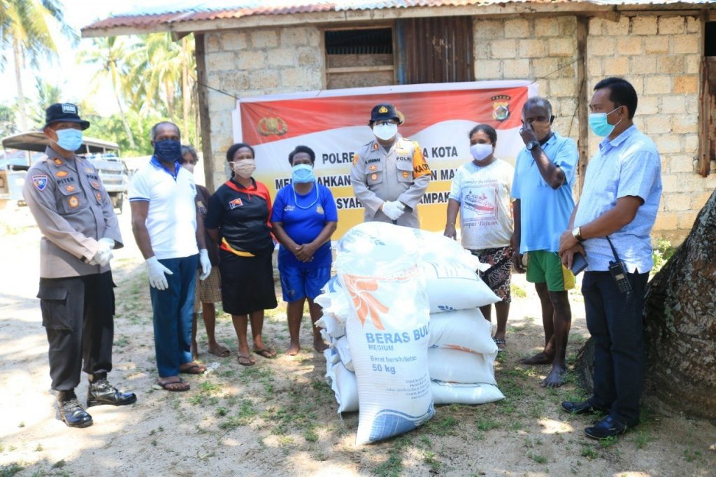 MASYARAKAT PANTAI BASE-G TERIMA BANTUAN 500 KG BERAS DARI MABES POLRI
