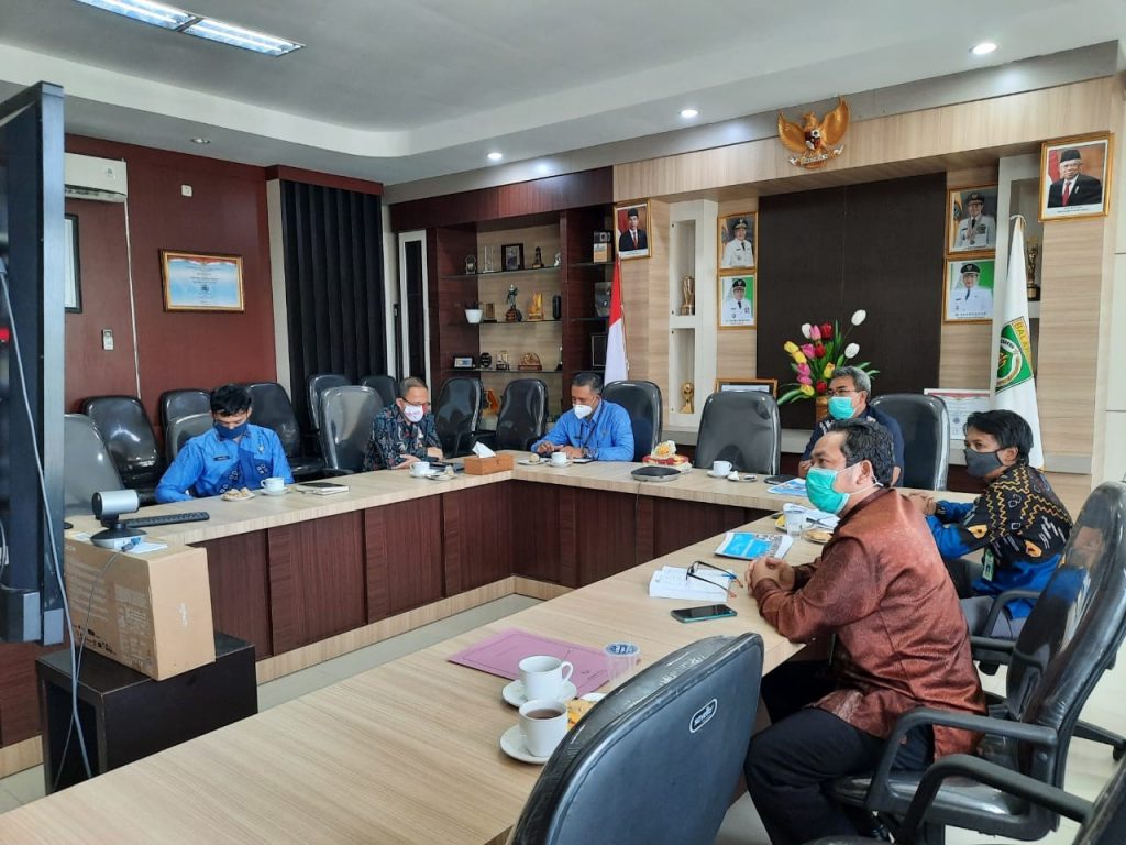 Ansharuddin Bersama Disdukcapil Balangan Pro-Aktif Serahkan Dokumen Kependudukan