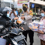 Hari Kartini, Polwan dan Bhayangkari Polresta Jayapura Bagi Takjil