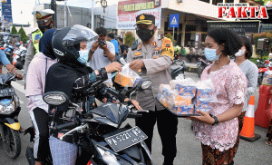 Hari Kartini, Polwan dan Bhayangkari Polresta Jayapura Bagi Takjil
