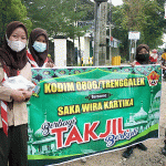 Kodim 0806/Trenggalek Bersama Saka Wira Kartika Bagi Takjil Berkah