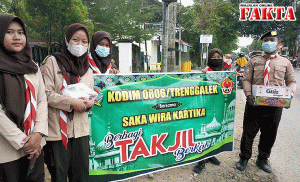 Kodim 0806/Trenggalek Bersama Saka Wira Kartika Bagi Takjil Berkah