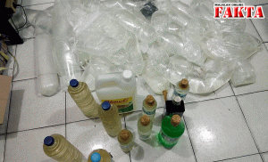 Ratusan Liter Miras Lokal Asal Ambon, Diselundupkan Dalam Botol Mineral dan Plastik Es