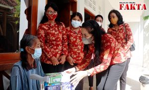 Peringati Hari Kartini, DWP Badung Serahkan Bantuan ke Panti Jompo