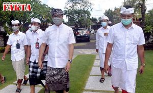 Hadiri Upacara Piodalan dan Pemelaspasan Gong, Wabup Badung Suiasa Serahkan Ini