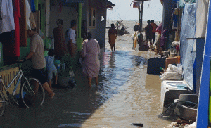 Saat Gerhana Bulan Total, Pantai Kenjeran Alami Rob