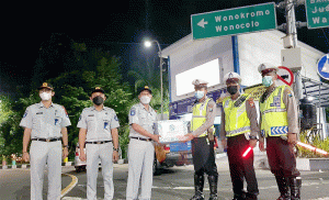 Jasa Raharja Jatim Berikan Bingkisan ke Petugas Pos PAM Cito, Surabaya