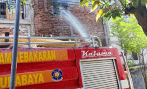 Rumah Kontrakan Terbakar Seorang Perempuan Terluka