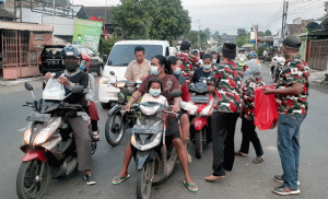 Laskar Merah Putih Macab Tulungagung Bagi Takjil